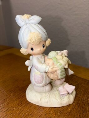 Vintage 1979 Precious Moments "Be Not Weary In Well Doing" Figurine